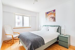 Oeiras Spacious and Coastal Flat