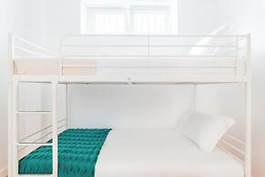 Oeiras Spacious and Coastal Flat