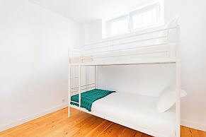 Oeiras Spacious and Coastal Flat