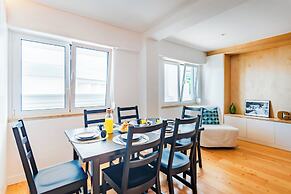 Oeiras Spacious and Coastal Flat