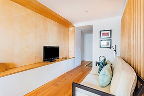 Oeiras Spacious and Coastal Flat