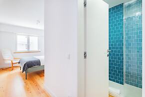 Oeiras Spacious and Coastal Flat