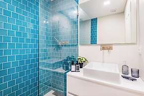 Oeiras Spacious and Coastal Flat