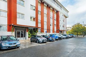 Oeiras Spacious and Coastal Flat