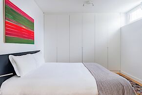 Oeiras Spacious and Coastal Flat