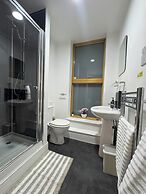 Modern 2 Bedroom City Oasis in Manchester