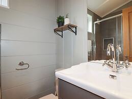 6 Meadow Retreat
