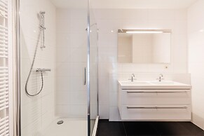 Harbor Breeze: Modern Stay