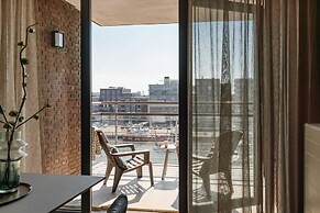 Harbor Breeze: Modern Stay