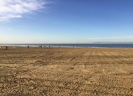 Harbor Breeze: Modern Stay