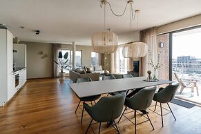 Harbor Breeze: Modern Stay