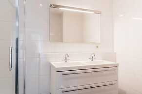 Harbor Breeze: Modern Stay