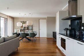 Harbor Breeze: Modern Stay