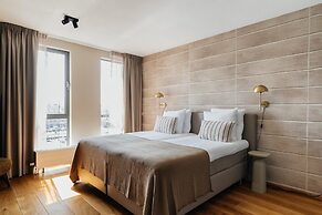 Harbor Breeze: Modern Stay