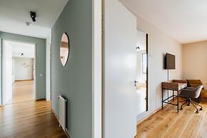 Harbor Breeze: Modern Stay