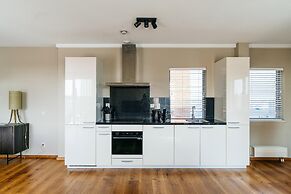 Harbor Breeze: Modern Stay