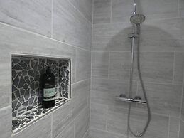 Isle Escape Retreat- Sleeps 4, Garden & Games Room