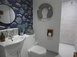 Isle Escape Retreat- Sleeps 4, Garden & Games Room