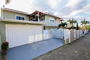 Casa com Piscina no Ribeirão da Ilha
