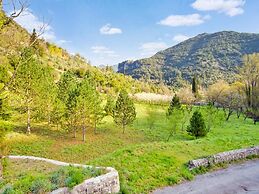 Vintage Retreat by the Vis