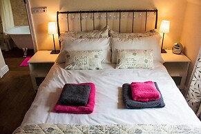 Pet Friendly - Country Cottage - 2 Guests Retreat