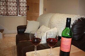 Pet Friendly - Country Cottage - 2 Guests Retreat