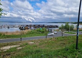 Hausboot am See