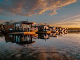 Floating House at Lake Barwalder See