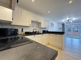 4 Guests - 2 Bedrooms - Parking - 9min City Centre