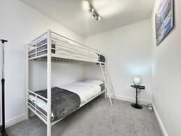 4 Guests - 2 Bedrooms - Parking - 9min City Centre