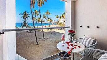 Stunning Beachfront Condo - Sea Views