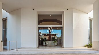 Stunning Beachfront Condo - Sea Views