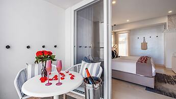 Stunning Beachfront Condo - Sea Views