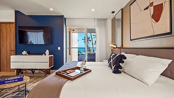 Stunning Beachfront Condo - Sea Views