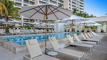 Stunning Beachfront Condo - Sea Views