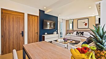 Stunning Beachfront Condo - Sea Views