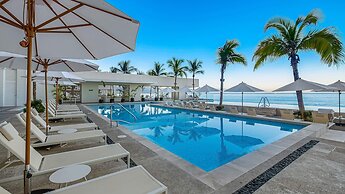 Stunning Beachfront Condo - Sea Views