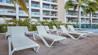 Stunning Beachfront Condo - Sea Views