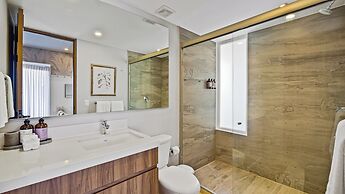 Stunning Beachfront Condo - Sea Views