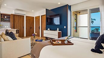 Stunning Beachfront Condo - Sea Views