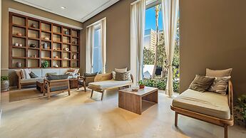 Stunning Beachfront Condo - Sea Views