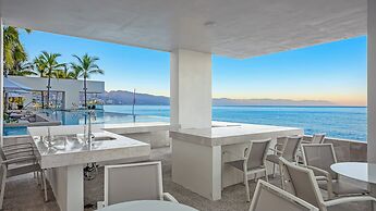 Stunning Beachfront Condo - Sea Views