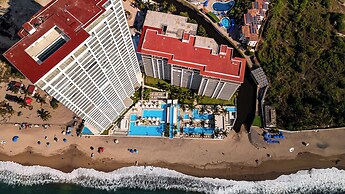 Stunning Beachfront Condo - Sea Views