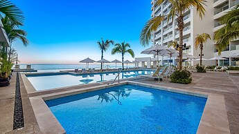 Stunning Beachfront Condo - Sea Views