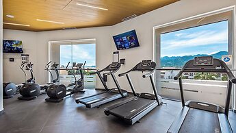 Stunning Beachfront Condo - Sea Views