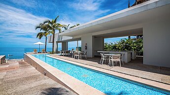 Stunning Beachfront Condo - Sea Views