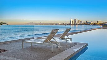 Stunning Beachfront Condo - Sea Views