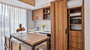 Stunning Beachfront Condo - Sea Views