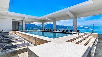 Stunning Beachfront Condo - Sea Views