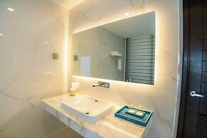 Gold Riverside Apartment & Villa